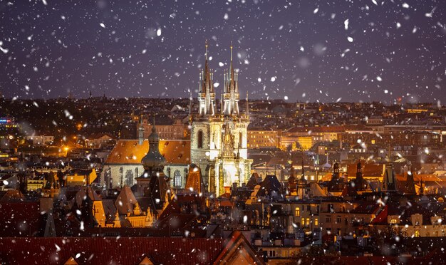 Igreja de nossa senhora em praga vista aérea nevando luzes noturnas república tcheca