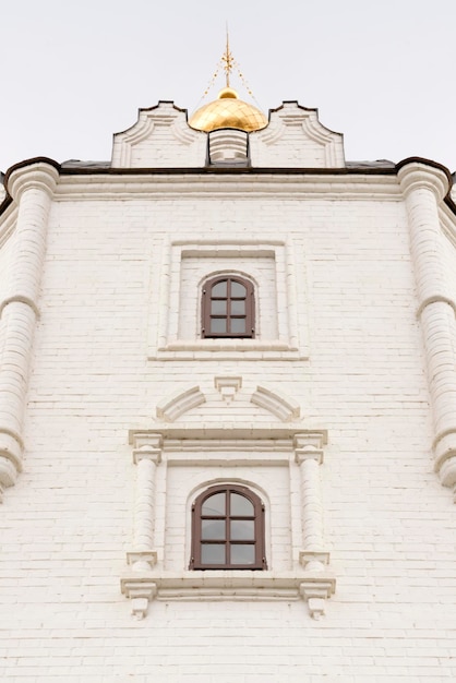 Igreja de pedra branca com cúpula dourada