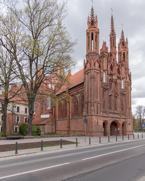 Igreja de saint annes e igreja de são francisco de assis na cidade de vilnius, lituânia