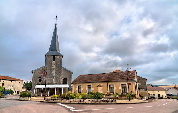 Igreja de Saint brice na vila de harmonville perto de neufchateau em grand est france