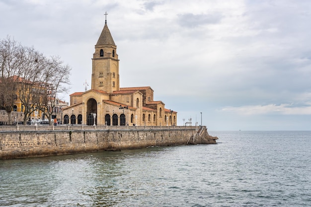 Igreja de San Pedro à beira-mar na bela cidade turística de Gijon Astúrias