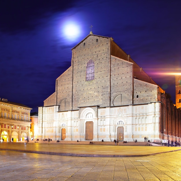 Igreja de san petronio em bolonha à noite, itália