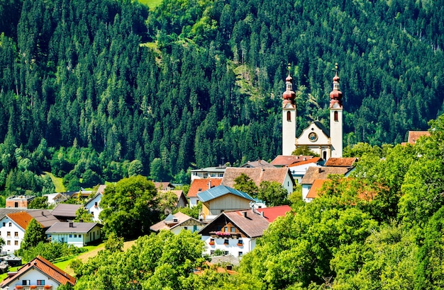 Igreja de Santa Bárbara na vila de Fliess - vale Inn, Tirol, Áustria