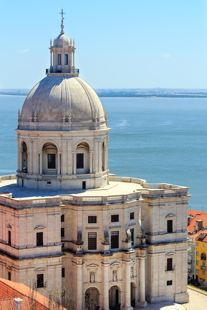 Igreja de Santa Engracia (século 17) e vista para o mar do telhado do mosteiro em Lisboa, Portugal.