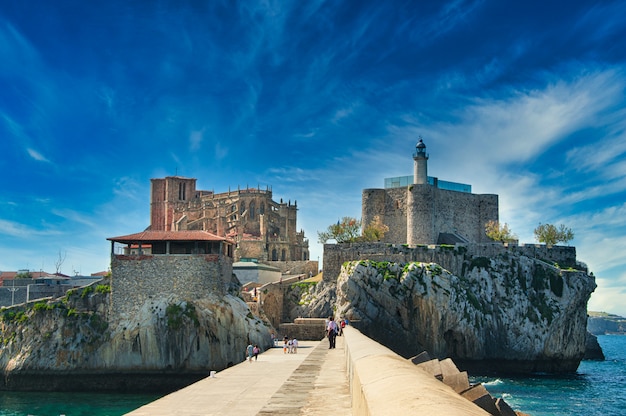 Igreja de Santa Maria da Assunção e Castelo de Santa Ana em Castro-Urdiales