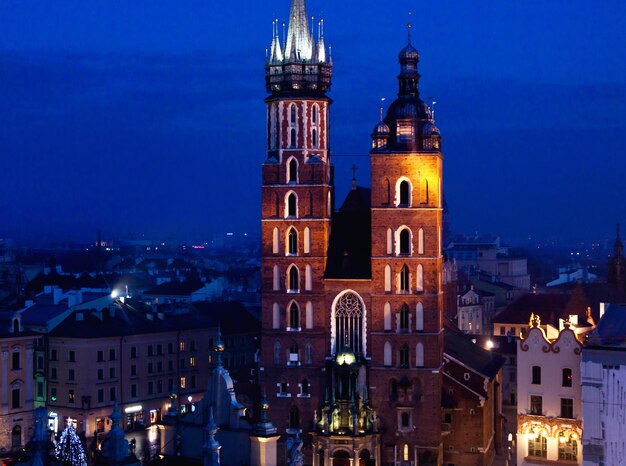 Igreja de santa maria em cracóvia à noite