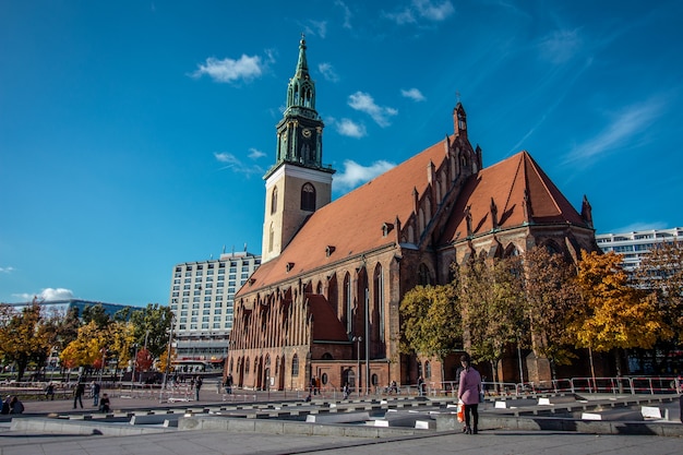 Igreja de santa maria ou marienkirche em alemão perto de alexanderplatz no centro de berlim, alemanha.