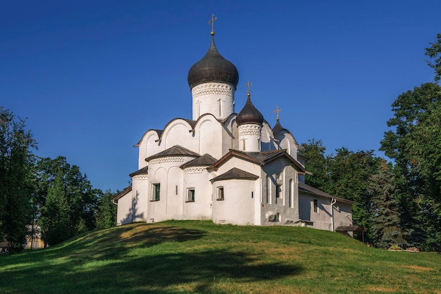 Igreja de São Basílio na Colina (Igreja de São Basílio, o Grande) na colina Vasilyevskaya em um dia ensolarado de verão, Pskov, Rússia