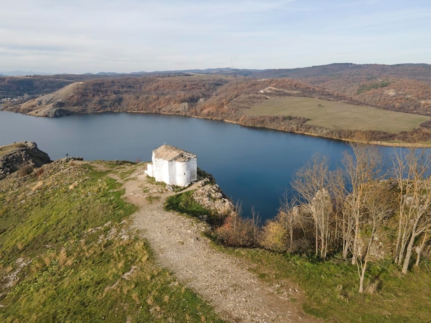 Foto igreja de são joão batista e reservatório de pchelina, bulgária