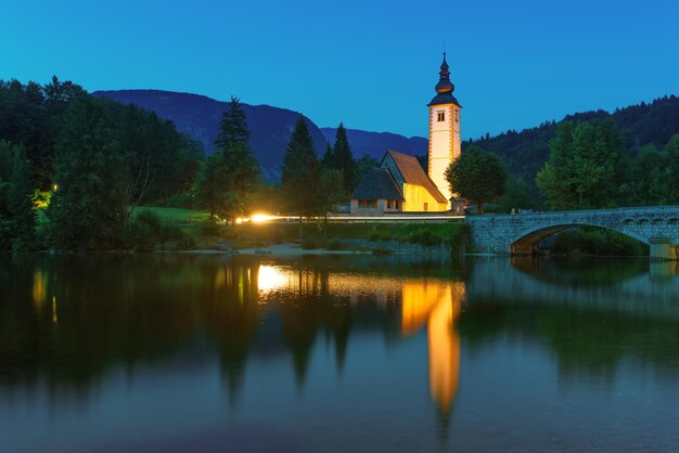 Foto igreja de são joão batista no lago bohinj