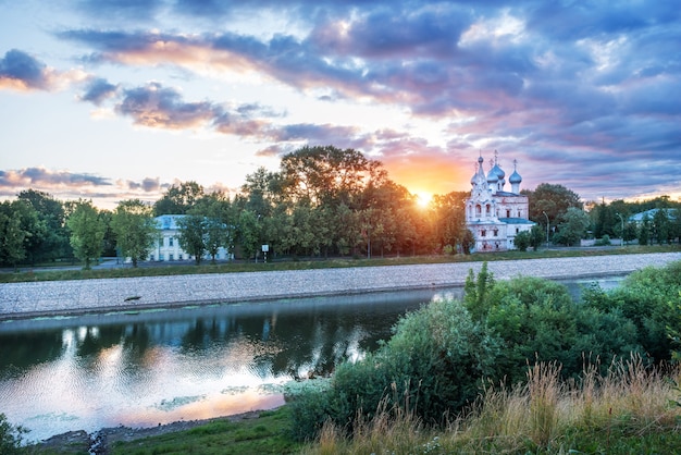 Igreja de São João Crisóstomo às margens do rio Vologda, na cidade de Vologda, em uma manhã de início de verão
