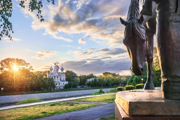 Igreja de são joão crisóstomo e a escultura de um cavalo no kremlin, na cidade de vologda, em uma manhã de verão