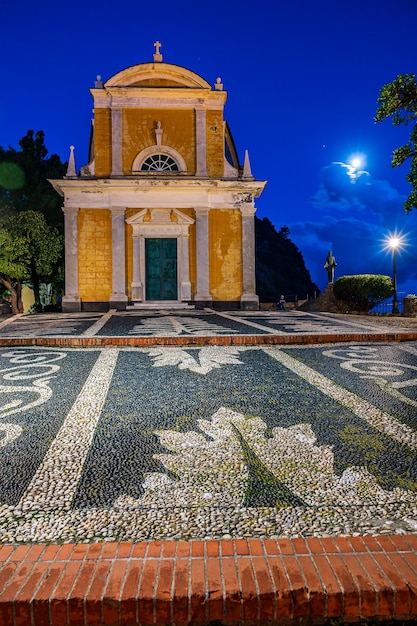 Igreja de São Jorge em Portofino à noite