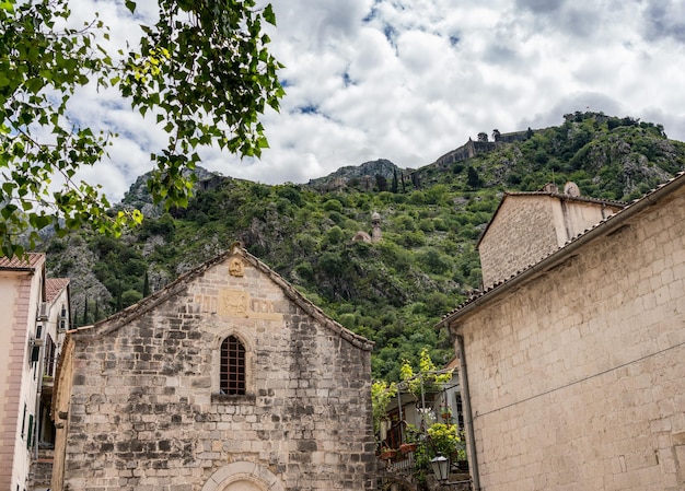 Igreja de São Miguel nas ruas pedonais da cidade velha Kotor em Montenegro