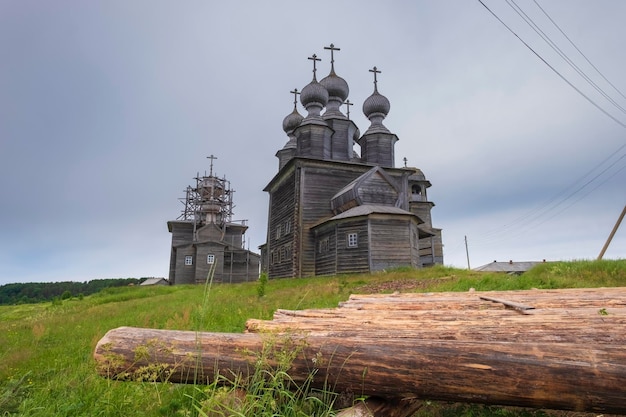 Igreja de são nicolau na aldeia vorzogory na área de onega da região de arkhangelsk na rússia