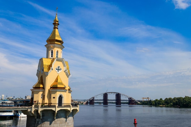 Igreja de São Nicolau Wondermaker na água em Kiev Ucrânia