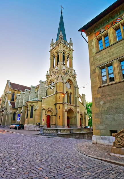 Igreja de São Pedro e Paulo no antigo centro da cidade de Berna, Suíça à noite