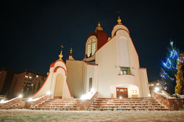 Foto igreja de são pedro em noite congelada