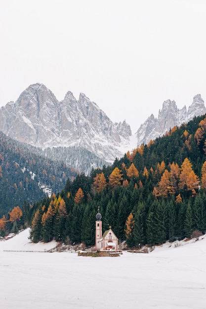 Igreja de St Johann no inverno, Santa Maddalena, Val Di Funes, Dolomitas.