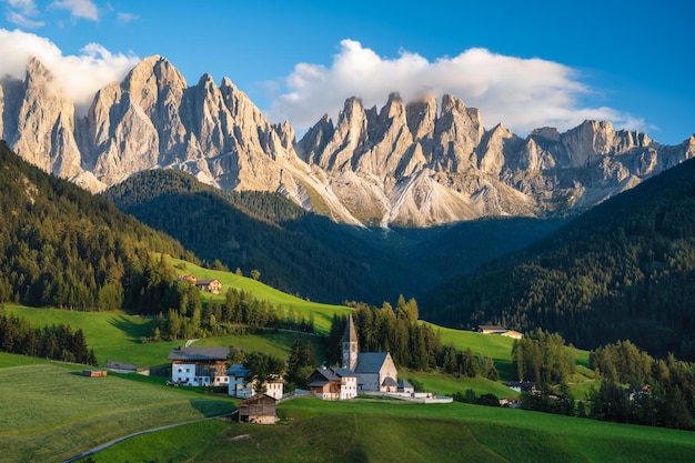 Igreja de St Magdalena em Val di Funes Valley Dolomites Itália Furchetta e Sass Rigais picos de montanha