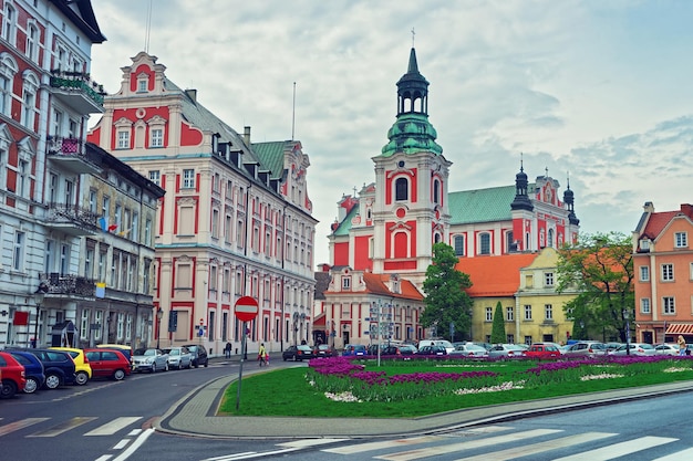 Igreja de St Stanislaus na cidade velha de Poznan, Polônia. Pessoas no fundo