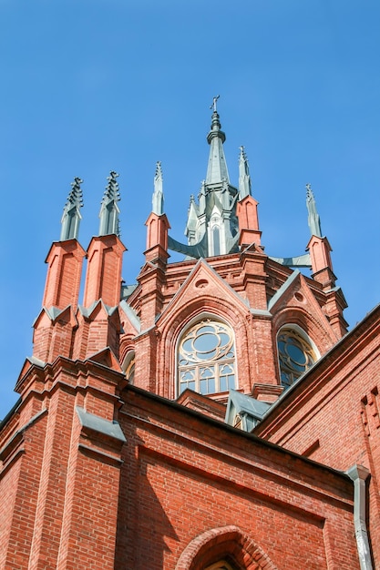 Igreja de tijolos vermelhos contra um céu azul