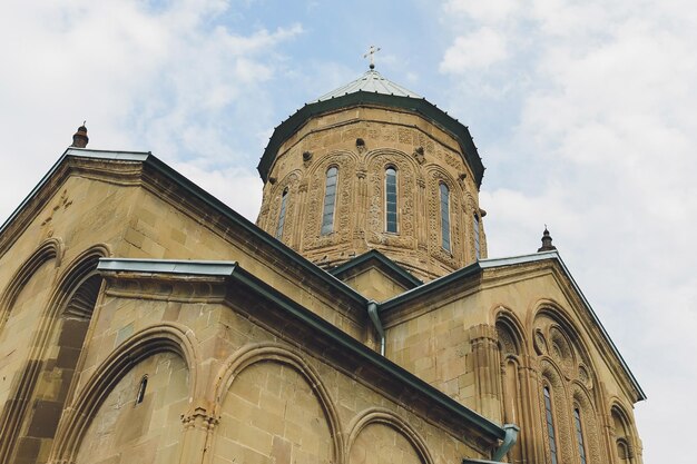 Foto igreja de tsminda sameba perto de kazbegi aldeia de stepancminda geórgia cáucaso