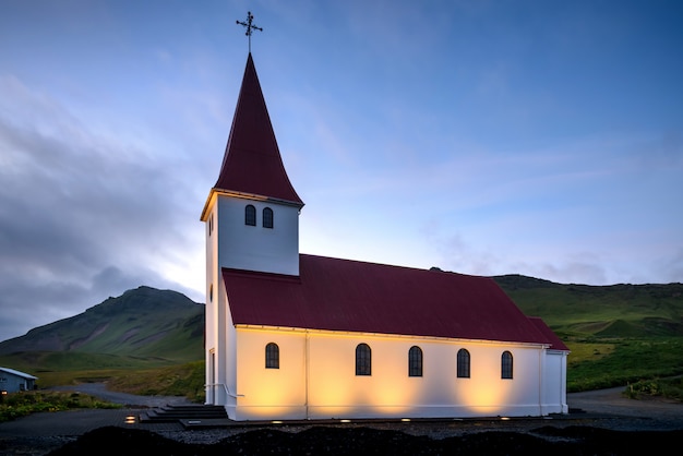 Foto igreja de vik i myrdal à noite, europa, islândia