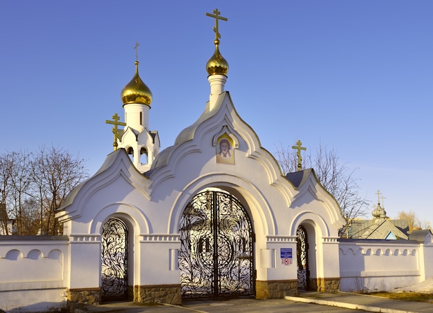 Igreja do arcanjo miguel em novosibirsk portões abertos de uma igreja ortodoxa
