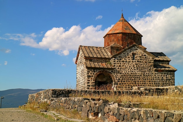 Igreja do complexo do mosteiro Sevanavank no penhasco com vista para o lago Sevan