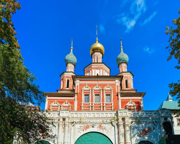 Igreja do portão de intercessão do convento de novodevichy em moscou, na rússia