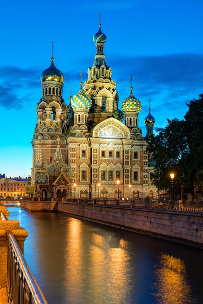 Igreja do Salvador do Sangue Derramado à noite em São Petersburgo, Rússia