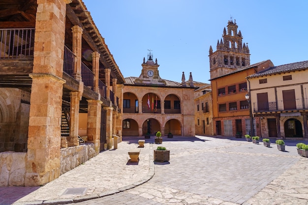 Igreja e Câmara Municipal na praça da cidade. Ayllon, Segóvia, Espanha.