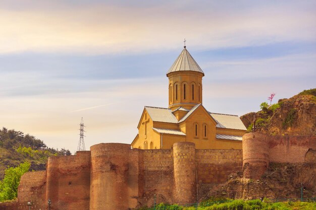 Foto igreja e cidadela em tbilisi república da geórgia