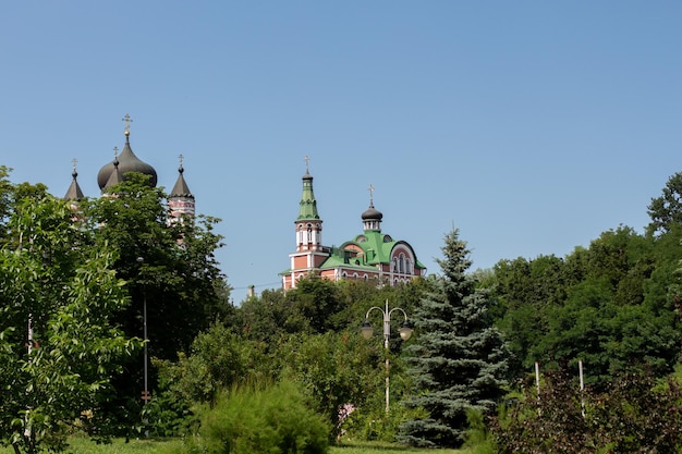 Igreja e igreja em um parque verde