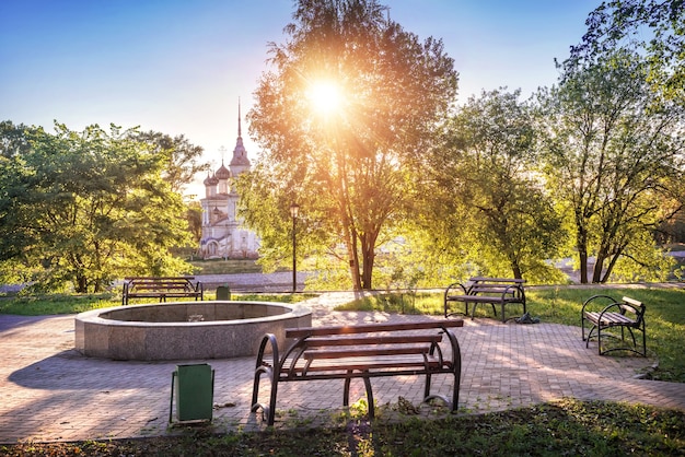 Igreja e parque sretenskaya com bancos em vologda em uma manhã de início de verão