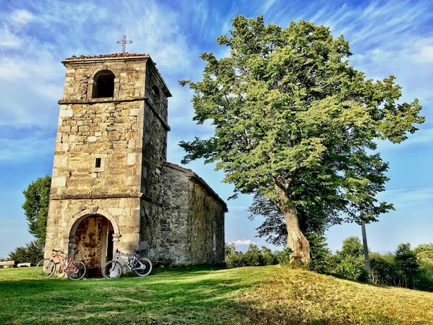 Igreja em paisagem contra o céu