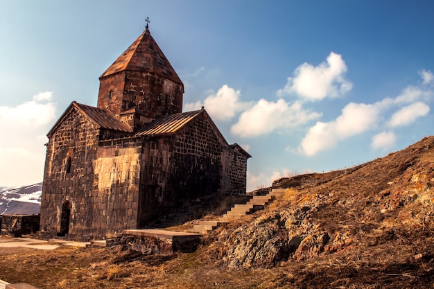 Igreja em paisagem montanhosa