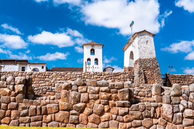 Igreja em ruínas incas em chinchero no peru