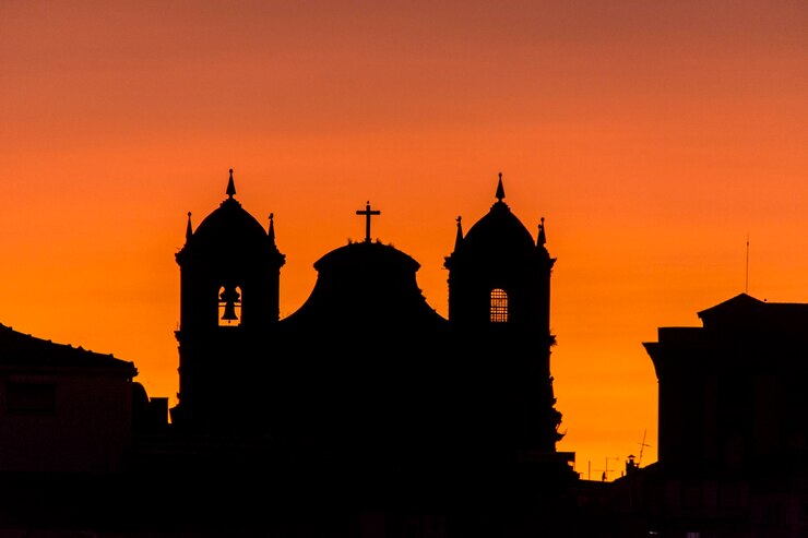 Foto igreja em silhueta contra o céu durante o pôr-do-sol