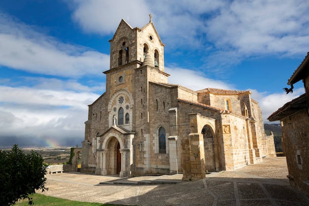 Igreja fortificada de San Vicente Ma¡rtir e San Sebastiá¡n na localidade de Frias