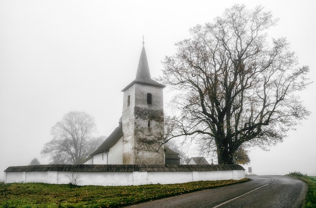 Igreja gótica na vila de Ludrova perto de Ruzomberok Eslováquia