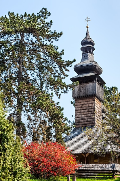 Igreja Greco-Católica do Santo Arcanjo Miguel. Museu de Arquitetura Popular em Uzhhorod em 1974. Construído em 1777 sem nenhum prego de ferro. Ucrânia.