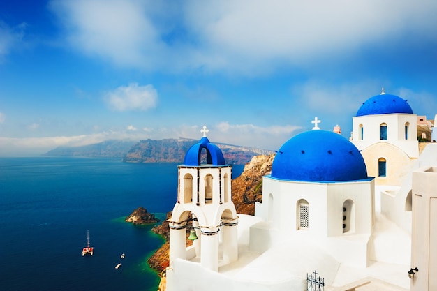 Igreja grega tradicional com cúpulas azuis em Oia, ilha de Santorini, Grécia. Destino de viagem famoso