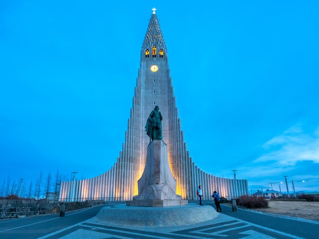 Igreja Hallgrimskirkja a igreja mais conhecida na Islândia sob o céu azul crepuscular na capital de Reykjavik da Islândia