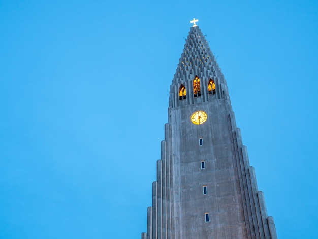 Igreja Hallgrimskirkja a igreja mais conhecida na Islândia sob o céu azul crepuscular na capital de Reykjavik da Islândia