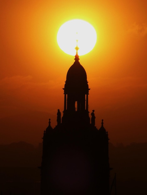 Foto igreja histórica contra o céu durante o pôr-do-sol