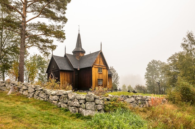 Igreja histórica de madeira da Igreja Nore Stave em Nore, Noruega