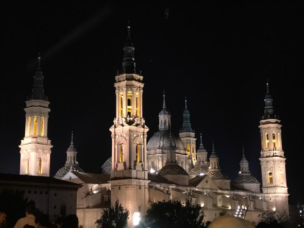 Igreja iluminada contra o céu à noite