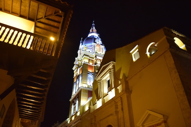 Igreja iluminada no centro histórico de cartagena